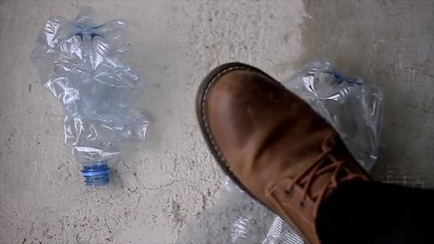 Adam Stok Video Görüntülerini Geri Dönüştürmeden Önce Boş Plastik Şişeleri — Stok video