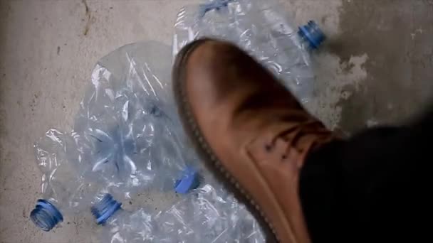 Mann Zerquetscht Leere Recycling Plastikflaschen Bevor Sie Recycelt — Stockvideo