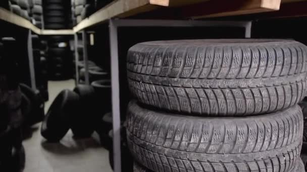 Ελαστικά Αυτοκινήτων Στοιβάζονται Στη Μηχανική Επισκευής Ελαστικών Απόθεμα Βίντεο Απόθεμα — Αρχείο Βίντεο