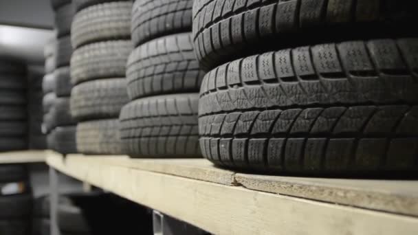 Neumáticos Automóviles Apilados Las Reparaciones Neumáticos Material Vídeo Material Archivo — Vídeos de Stock