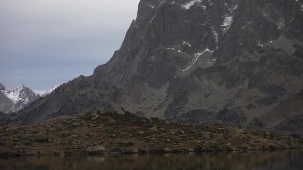 Pic Midi Ossau Lac Ayous Pireneje Francuskie Człowiek Przemierzający Góry — Wideo stockowe