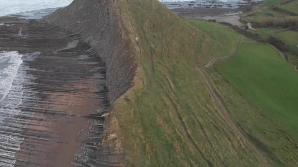 Luchtfoto Van Een Man Die Naar Top Van Een Enorme — Stockvideo