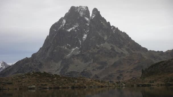 Pic Midi Ossau Lac Ayous Pireneje Francuskie Człowiek Przemierzający Góry — Wideo stockowe