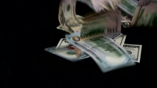 Stos Rachunków Dolary Amerykańskie Spadających Czarną Powierzchnię Zamknij Się — Wideo stockowe