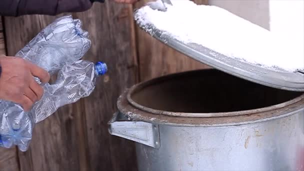 Άνθρωπος Ανακυκλώνει Πλαστικά Μπουκάλια Που Είναι Φιλικά Προς Περιβάλλον Απόθεμα — Αρχείο Βίντεο
