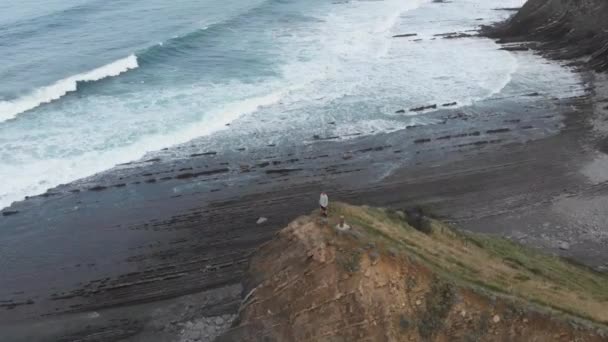 Drone Aereo Sparato Uomo Una Scogliera Splendido Paesaggio Naturale Sentimento — Video Stock