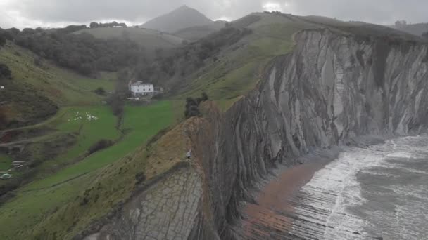 Luchtfoto Van Een Man Boven Een Klif Met Handen Omhoog — Stockvideo