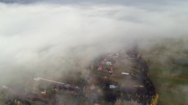 폴란드의 시골에 구름이 안개가 자욱하고 공중에 — 비디오