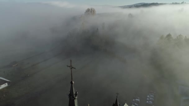 Błogosławiony Poranek Oszałamiającą Mgłą Dolinie Zapierającym Dech Piersiach Kościołem Antena — Wideo stockowe