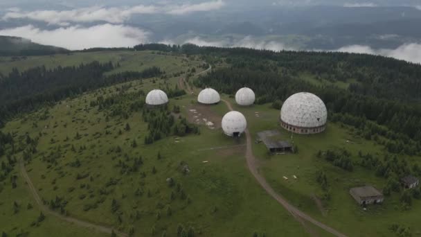 Aerial Shot Abandoned Ussr Radar Station Ukraine Inglés Montañas Cárpatas — Vídeo de stock