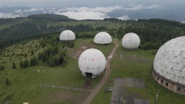 Sorvolando Stazione Radar Abbandonata Dell Urss Sulle Montagne Carpatiche Aerea — Video Stock