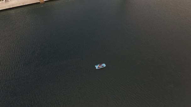 緑の湖の上のパドルボートで人々の空中ショット — ストック動画