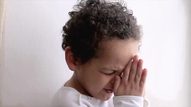 Chłopiec Modląc Się Boga Rękami Trzymanymi Razem Zamkniętymi Oczami Zapis — Wideo stockowe