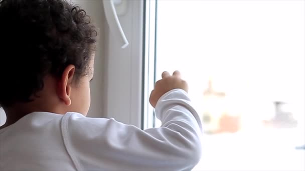 小男孩画在窗上湿淋淋的冷凝股票视频库存镜头 — 图库视频影像