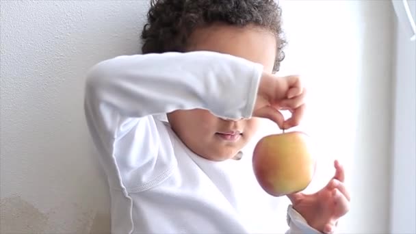 Junge Mit Apfel Gerade Dabei Einen Bissen Auf Weißem Hintergrund — Stockvideo