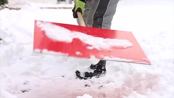 Hombre Paleando Nieve Calzada Material Vídeo Material Archivo — Vídeos de Stock