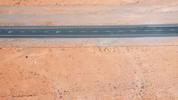 Camino Alquitrán Con Coches Través Del Paisaje Del Desierto Paneo — Vídeo de stock