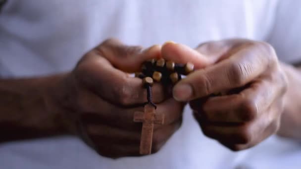 Noir Homme Priant Dieu Avec Croix Les Mains Ensemble Caraïbes — Video