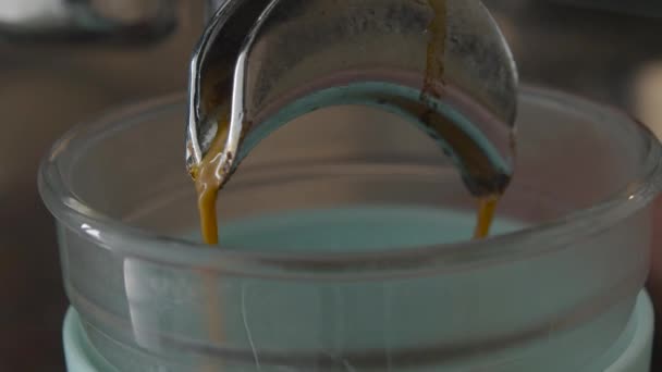 Een Espresso Shot Een Bekertje Trekken Milieuvriendelijk Zijn — Stockvideo