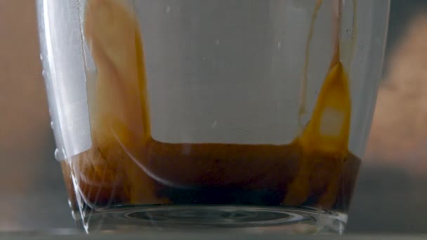Langzame Bewegingen Espresso Trekken Glas — Stockvideo
