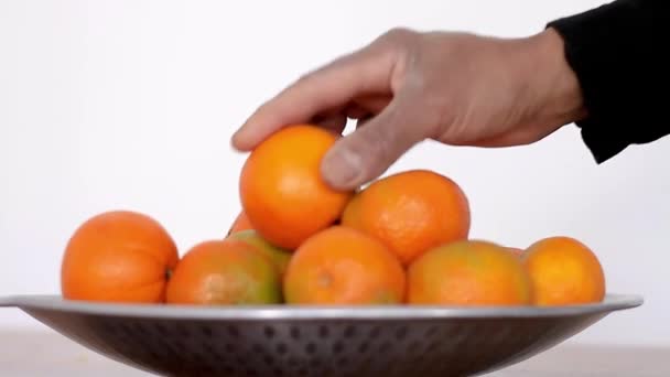 Hombre Tratando Elegir Una Fruta Naranja Tazón Naranjas Mandarinas Promover — Vídeo de stock
