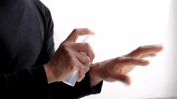Człowiek Koronawirusa Spray Walki Chorobą Szarym Tle Zapis Wideo Akcji — Wideo stockowe