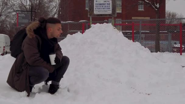 Omul Din Parka Îngenunchind Zăpadă Scuipă Băutură Fierbinte Tânărului Place — Videoclip de stoc