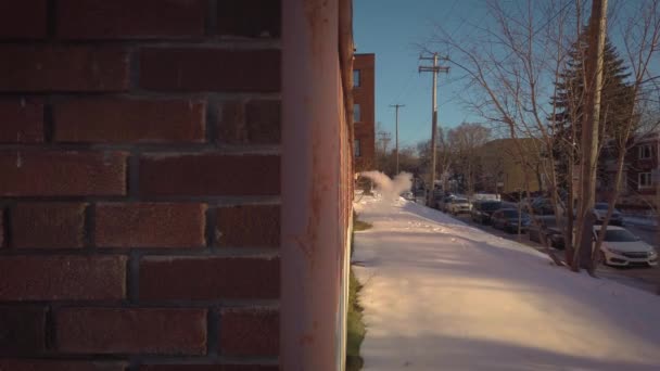 Calle East Montreal Invierno Con Nieve Suelo Revelar Desde Detrás — Vídeo de stock