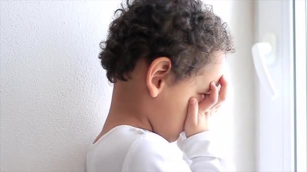 Çocuk Yoksulluk Içinde Ağlıyordu Tek Başına Ağlıyordu Beyaz Arka Plan — Stok video