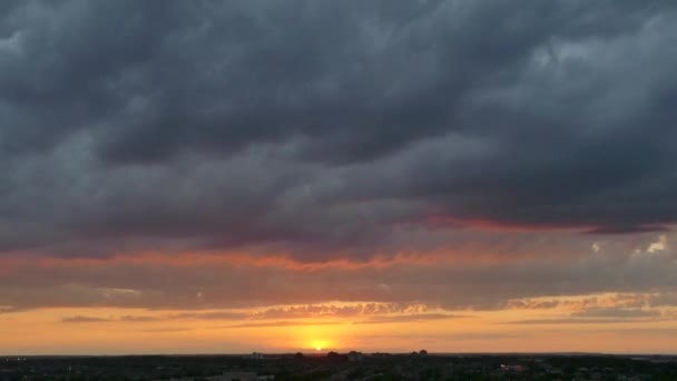 Dramatik Bulutlar Altın Güneşli Gün Batımı — Stok video