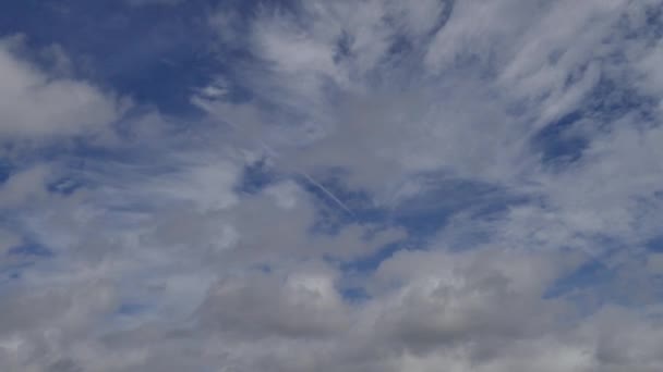 Nuvens Brancas Movendo Céu Azul Durante Dia Intervalo Tempo — Vídeo de Stock