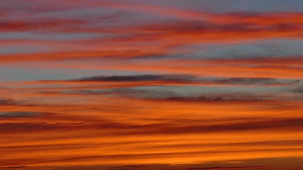 Dramatyczne Chmury Poruszające Się Niebie Podczas Pięknego Pomarańczowego Zachodu Słońca — Wideo stockowe