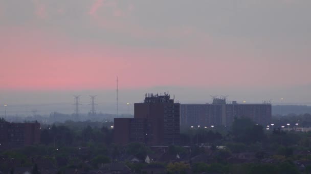 Схід Сонця Перекриває Будівлі Сонце Сходить Над Горизонтом Похмурий День — стокове відео