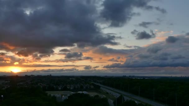 Piękny Czas Lapse Zachód Słońca Widokiem Przechodzącą Autostradę — Wideo stockowe
