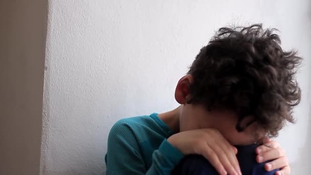 Zavallı Çocuk Tek Başına Ağlayarak Yoksulluk Içinde Tek Başına Beyaz — Stok video