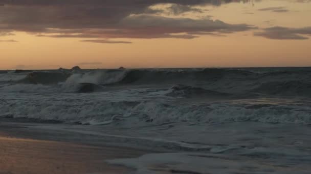 Duże Fale Plaży Nowej Zelandii Złotym Wschodem Słońca Niebie — Wideo stockowe