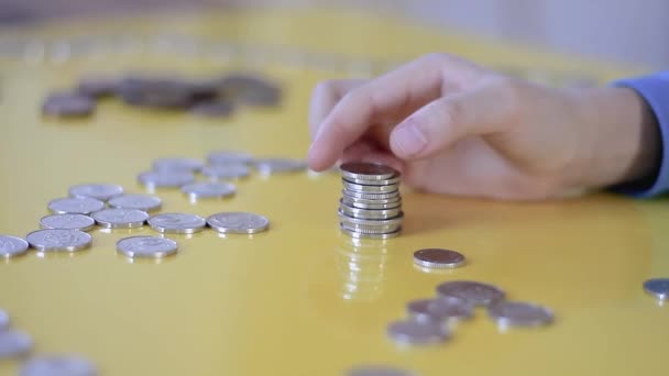 Niño Ahorrando Dinero Con Material Archivo Video Fondo Amarillo — Vídeos de Stock