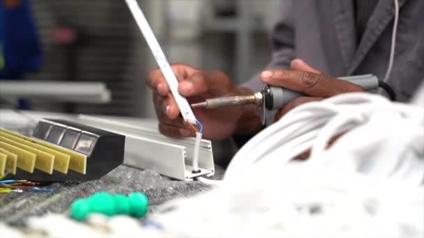 기술자는 기구를 막대를 슬로우 미디어 — 비디오