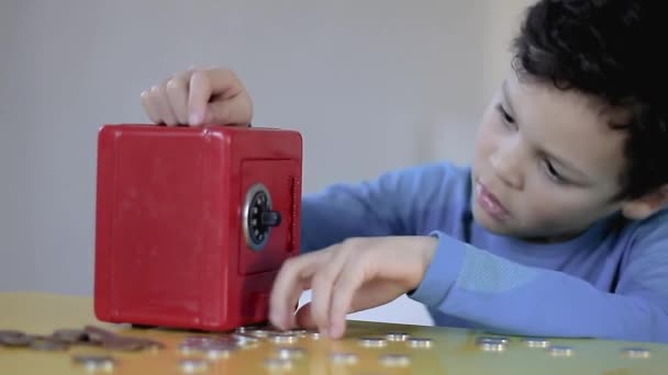 Mały Chłopiec Oszczędzając Pieniądze Box Szarym Tle Materiał Akcji — Wideo stockowe