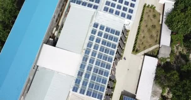 Dron Latający Nad Dachem Instalacja Solarna Magazynie Biurowym — Wideo stockowe
