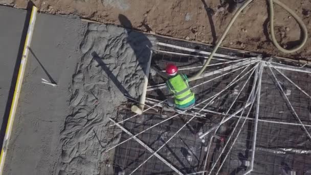 Rising Aerial Révèle Équipe Construction Coulant Tampon Béton Pour Maison — Video