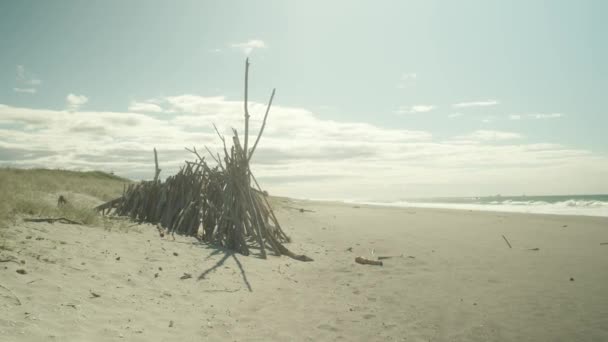 Teepee Struktura Drewnianych Patyków Plaży Złocistym Słońcu — Wideo stockowe