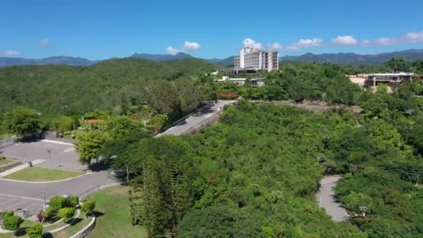 位于波多黎各庞塞岛的Cruceta Del Vijia和被遗弃的洲际酒店无人驾驶飞机在清澈的天空中鸣枪 — 图库视频影像