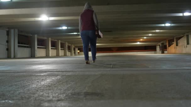 Vrouw Die Avonds Laat Alleen Door Lege Parkeergarage Loopt — Stockvideo