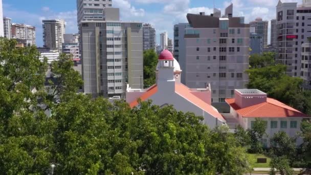 Parroquia Stella Maris Catholic Church Cinematic Drone Shot — стокове відео