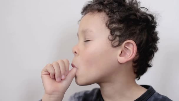 白い背景のストック映像で親指を吸う男の子 — ストック動画