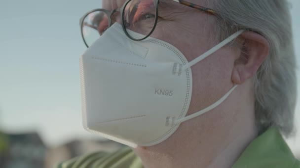 Primer Plano Del Hombre Con Máscara Kn95 Con Gafas — Vídeo de stock
