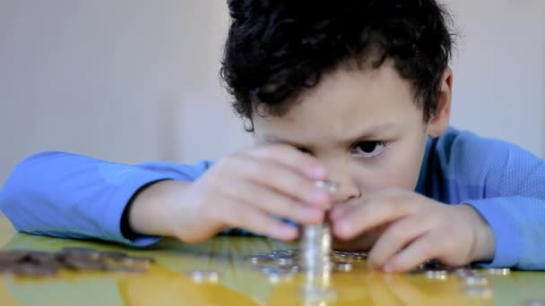 Beyaz Arkaplan Görüntüleriyle Para Biriktiren Çocuk — Stok video