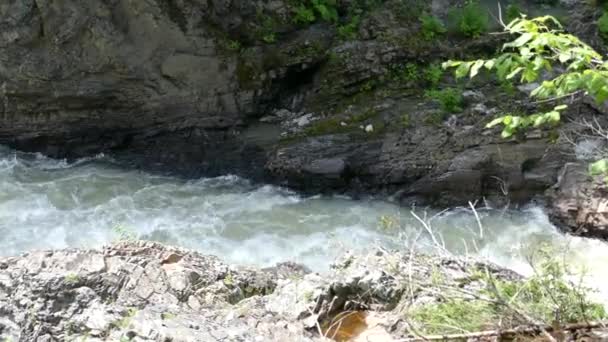 Agua Corriendo Río Abajo Abriéndose Paso Entre Grandes Superficies Rocosas — Vídeo de stock