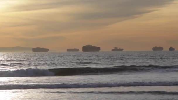 Lastfartyg Vid Solnedgången Från Stranden Med Vågor — Stockvideo